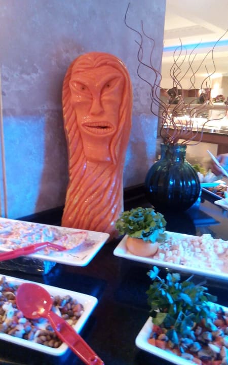 Aus Gemüse geschnitzte Figur Saphir Resort & Spa
