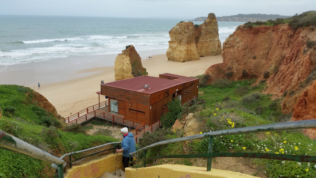 Felsenlandschaft mit Sandstrand NH Marina Portimão Resort