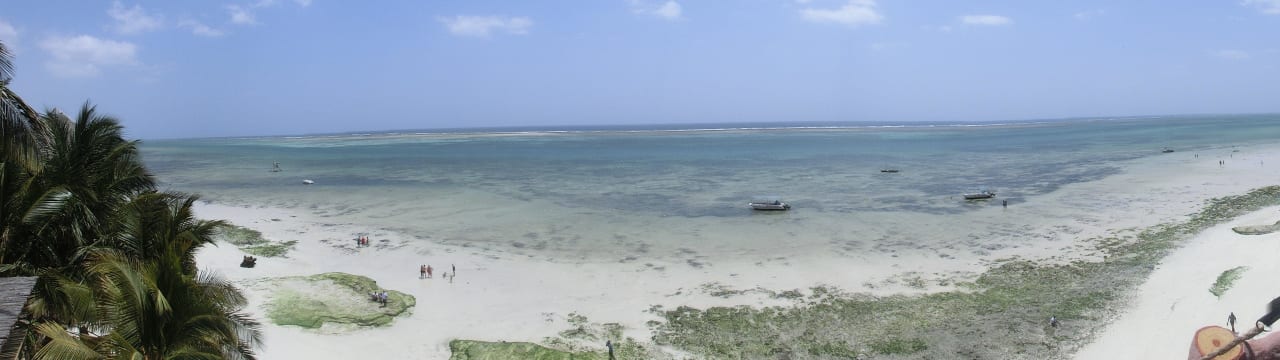 Strand..vor dem Hotel Bahari Beach Hotel