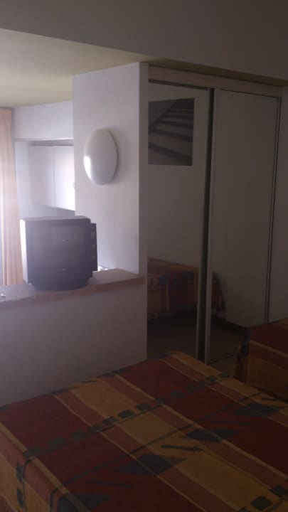 Стойка и телевизор Hotel Udalla Park