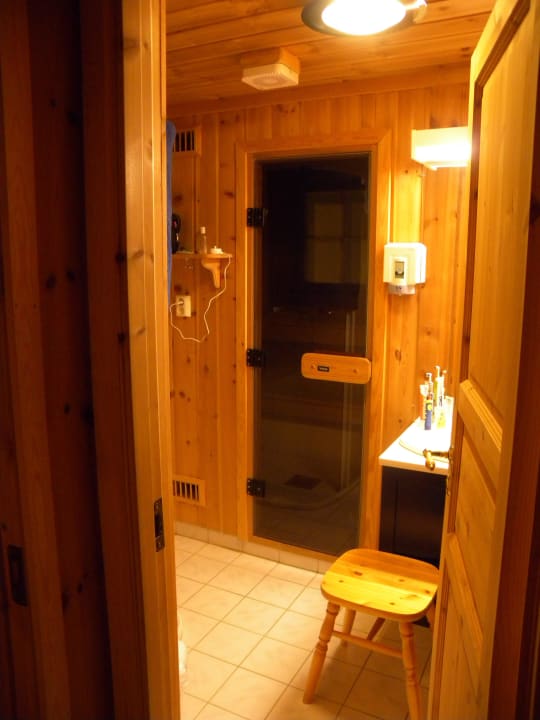 Bad (Dusche links) mit Blick auf Sauna (sehr klein Hotel Geilolia Hyttetun