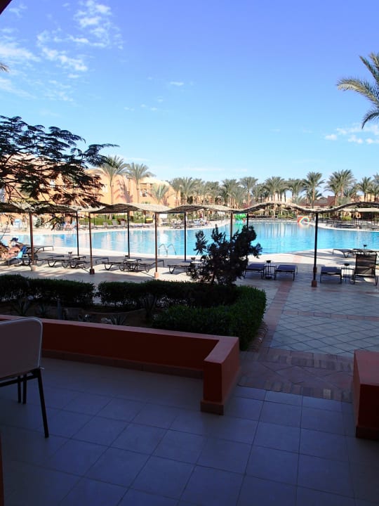 Weg direkt vom Zimmer zum Pool Jaz Makadi Oasis Resort