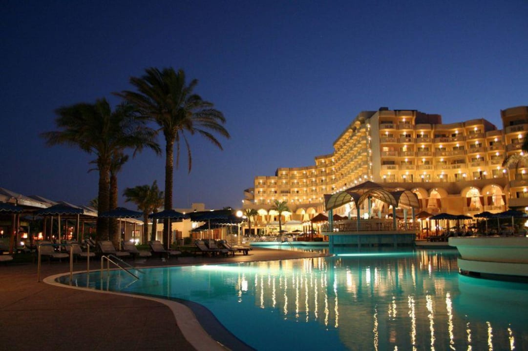 Hotel und Pool in voller Abendbeleuchtung Rodos Palladium Leisure & Wellness