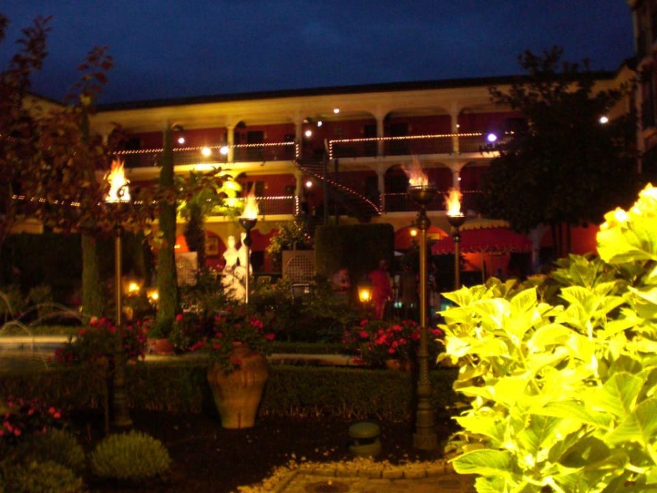 Abends im Innenhof Hotel El Andaluz Europa-Park