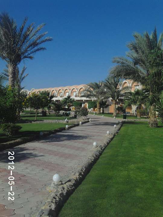 Schöner Garten zu den Zimmern Three Corners Sea Beach Resort