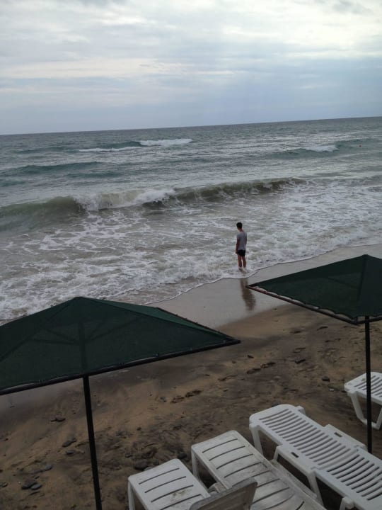 Ein Tag mit Wellen Hotel Atrium Beach