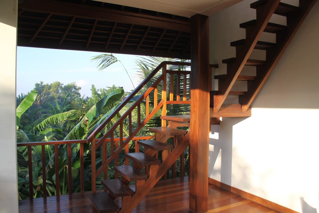 Rumah Isah - Aufstieg zur Aussichtsterrasse Nusa Indah Bungalows & Villa