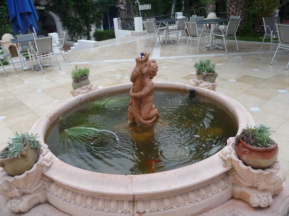 Ein schöner springbrunnen  Hotel Nesrine