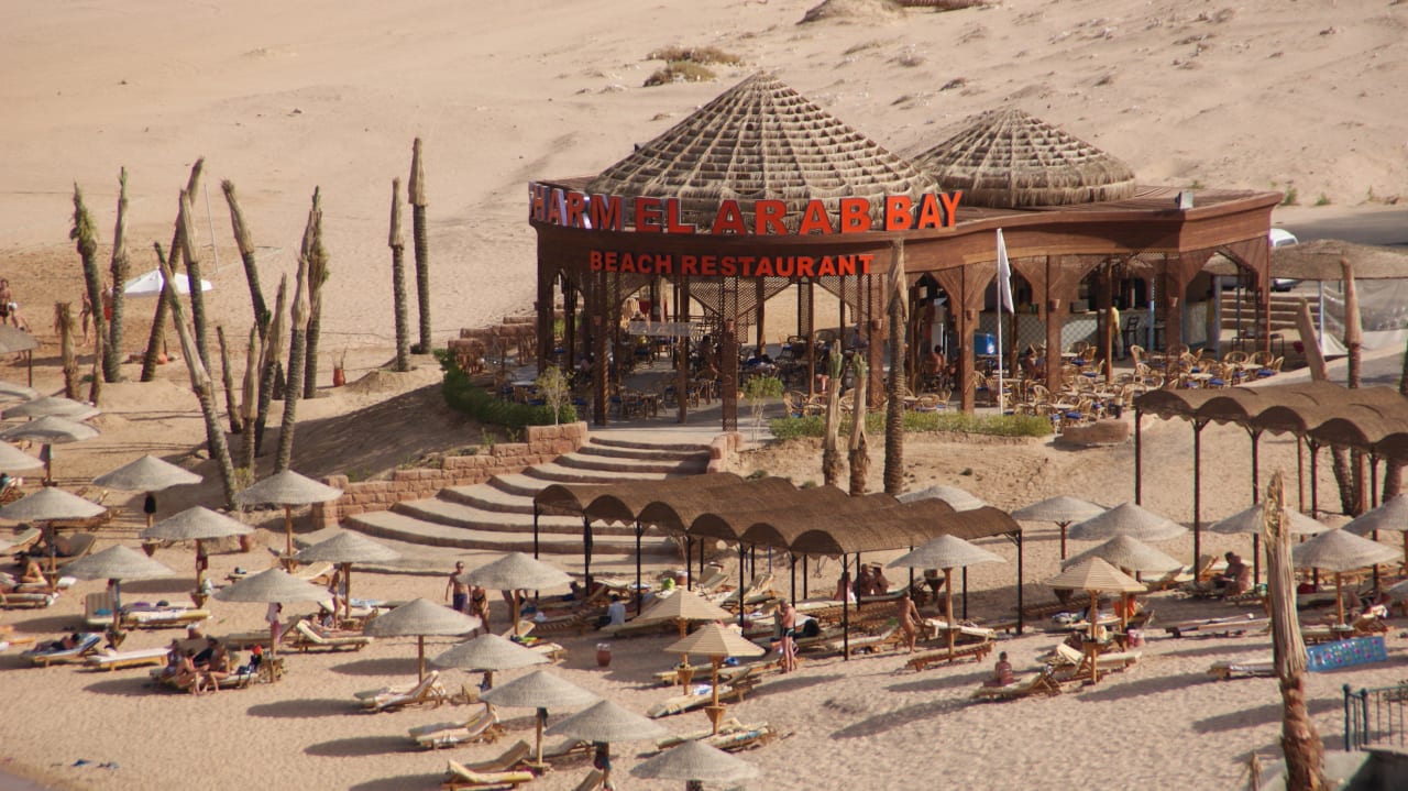 Bar na plaży w zatoce Siva Golden Bay Makadi