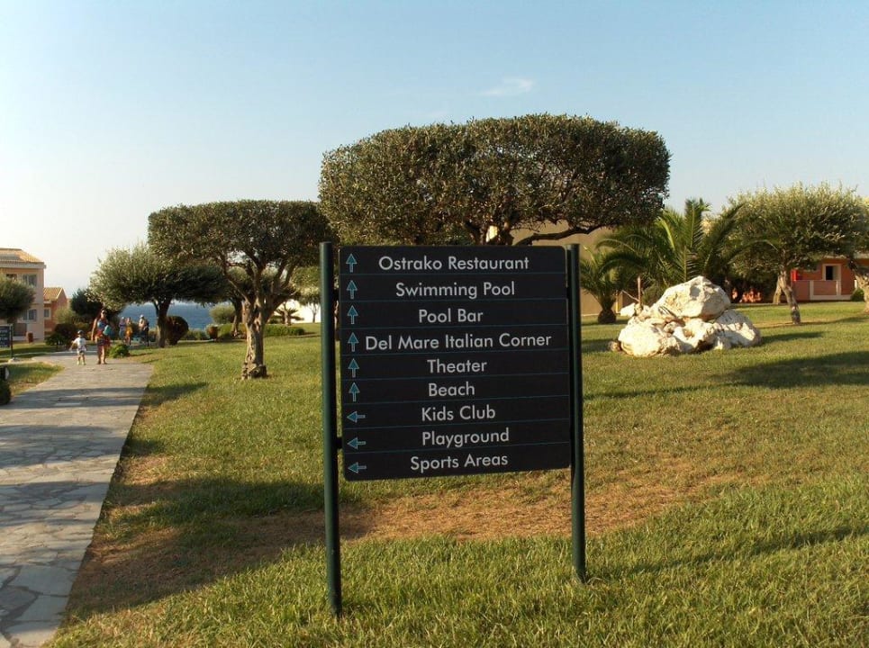 Der Hauptweg zum Zimmer und Pool Hotel Mareblue Beach