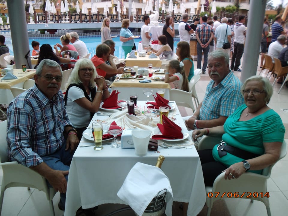 Mit Freunen Abendessen Alaiye Resort & Spa