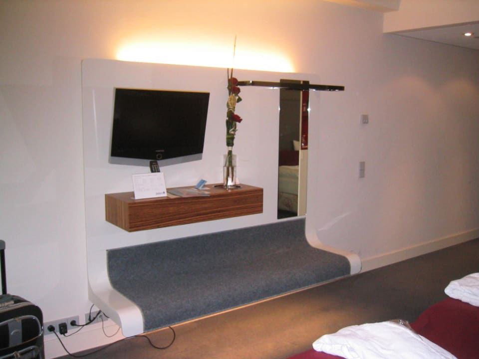 Tolle Anrichtung mit Sitz unterm Fernseher Radisson Blu Hotel Frankfurt