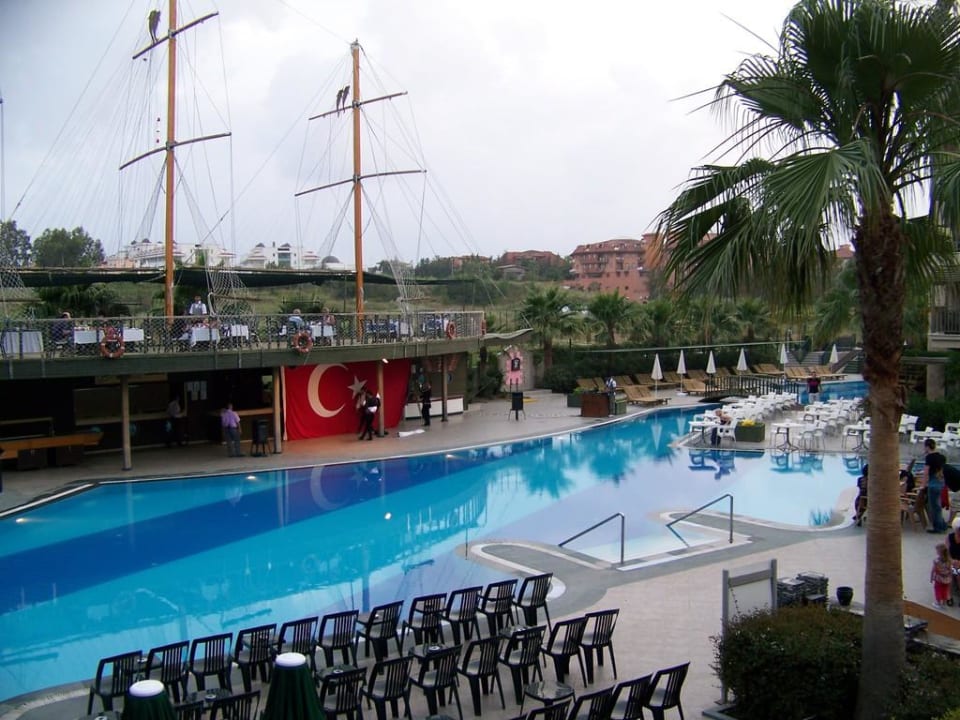 Pool mit Fischrestaurant im Hintergrund Can Garden Resort