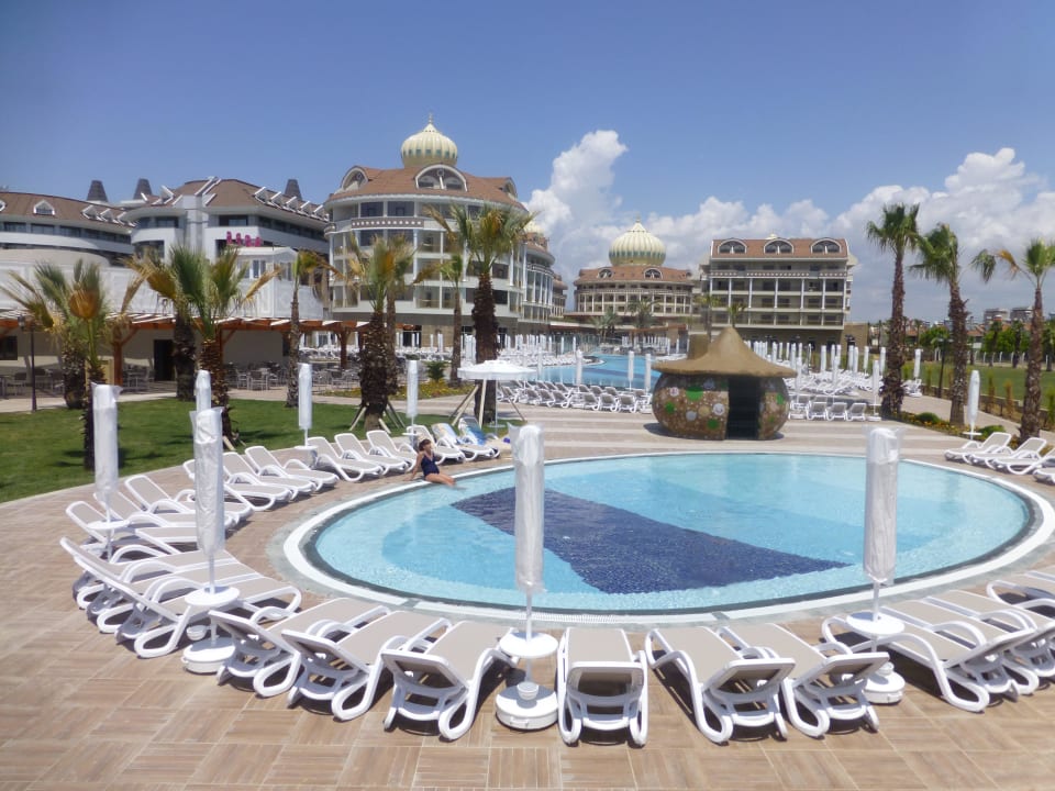 Kinderpool mit Gebäudetrakt! Kirman Belazur Resort & Spa