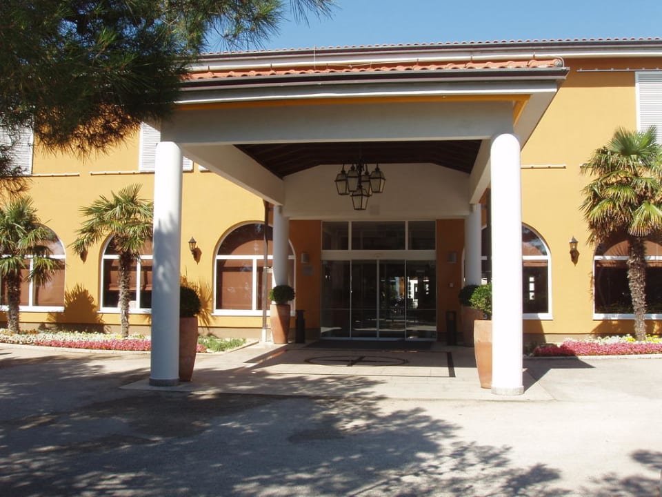 Eingang des Hotels Valamar Sanfior Hotel & Casa