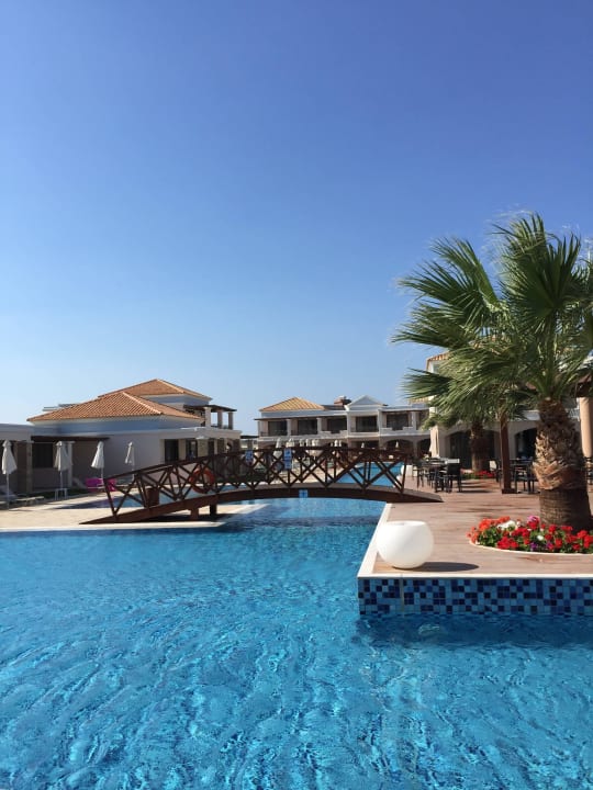 Blick auf den morgentlichen Pool La Marquise Luxury Resort Complex