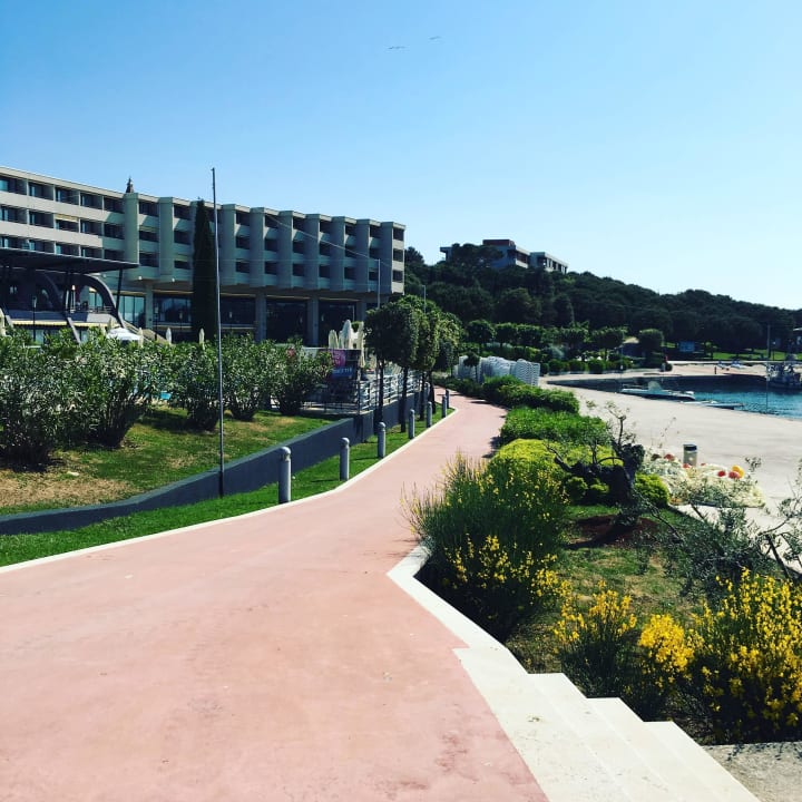 Gartenanlage und Hotel im Hintergrund Maistra Select All Suite Island Hotel Istra