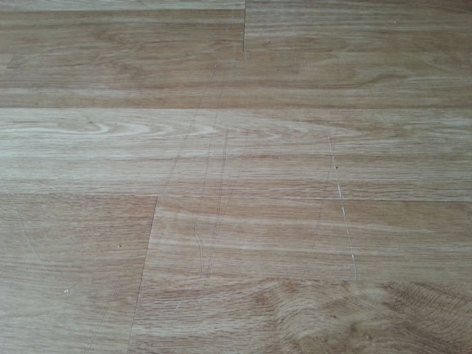 Beschädigter Wohnzimmerboden Center Parcs Park Bostalsee