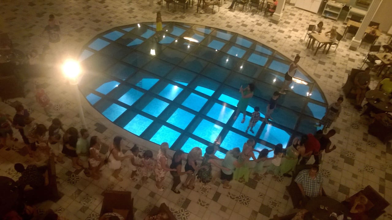 Animationen im Innenhof Quattro Beach Spa & Resort