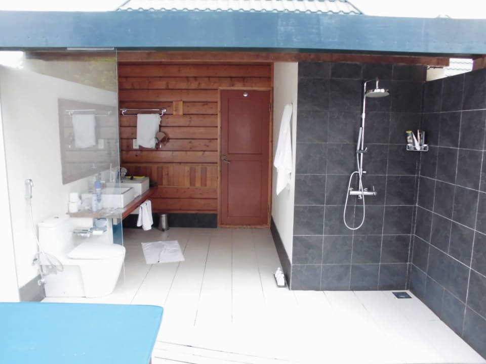 Badezimmer mit Dusche im freien Meeru Maldives Resort Island