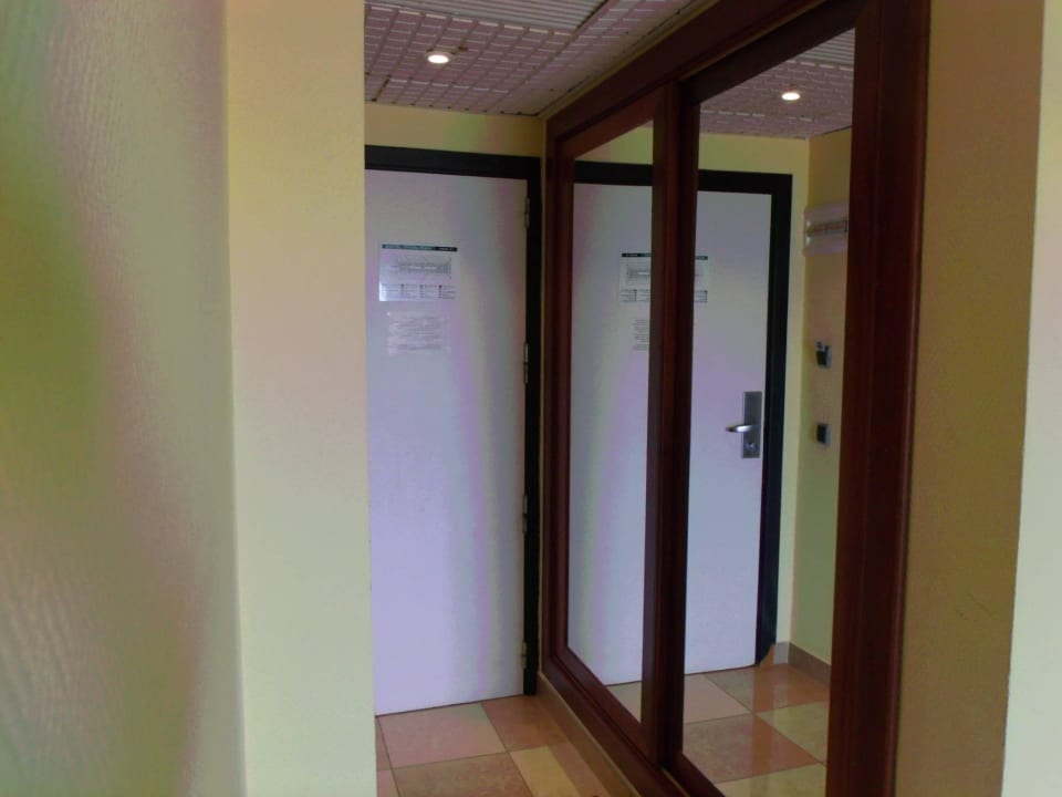 Geräumiger Spiegelschrank SBH Crystal Beach Hotel & Suites
