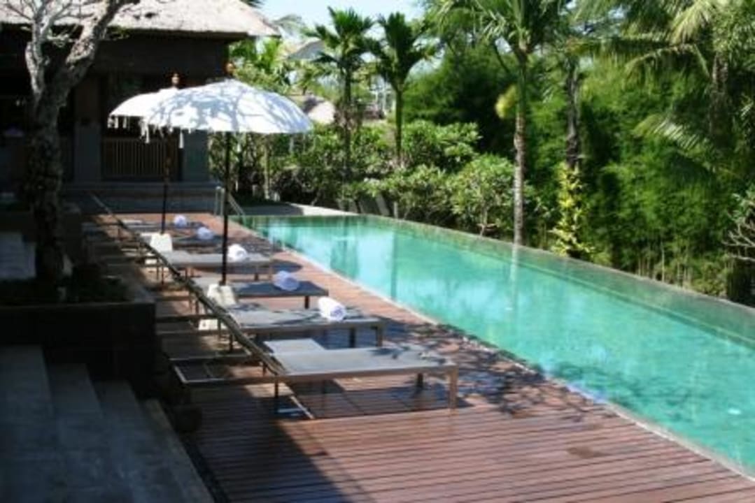 Pool mit Liegen The Kayana Seminyak