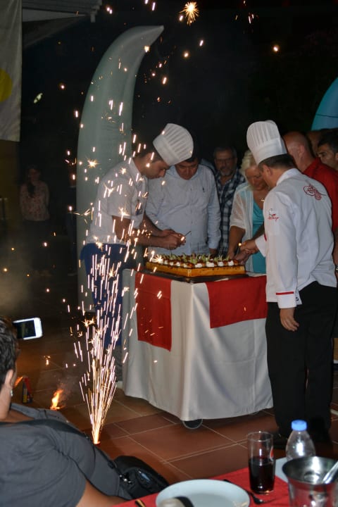 Kleines Feuerwerk mit Torte beim Stammgästetreffen Hane Family Resort