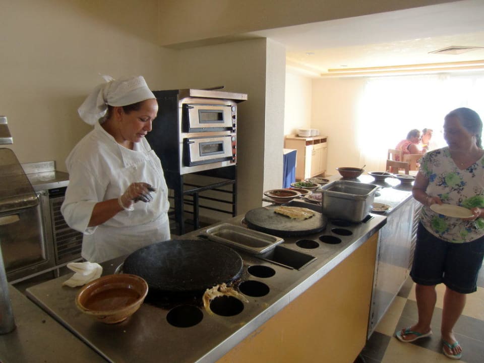 Beim Frühstück - Crepes und Eier Hotel El Mouradi Cap Mahdia
