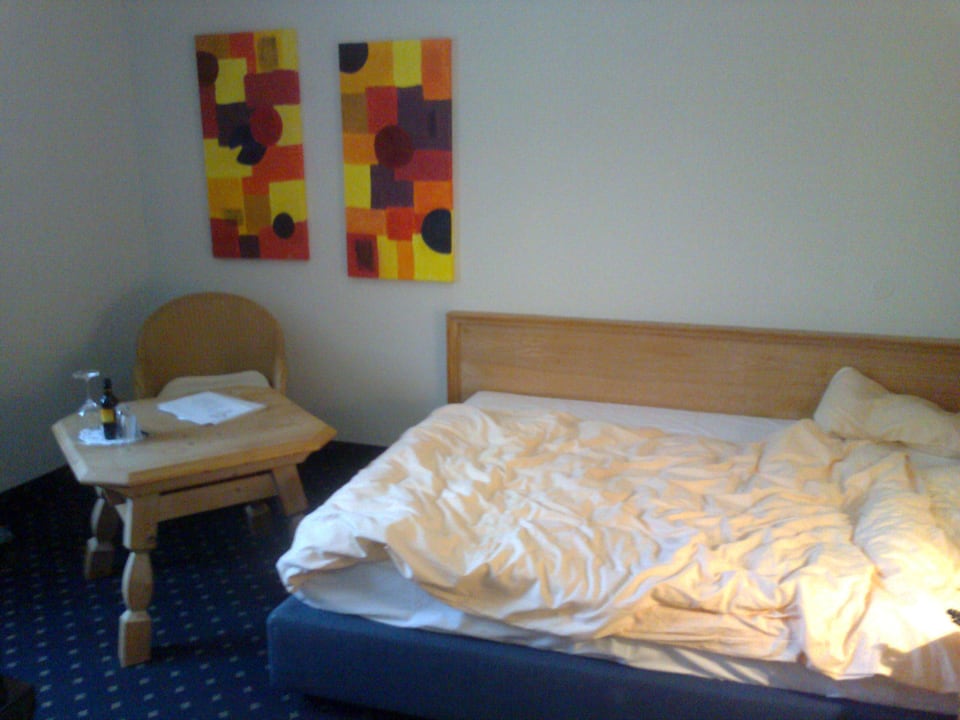 Großes Bett, kein Schreibtisch Wildpark Hotel