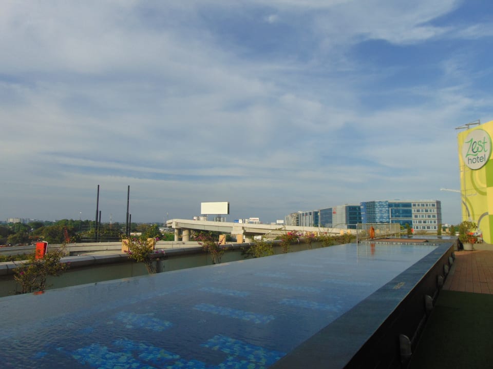 Pool Swiss-Belhotel Airport Jakarta