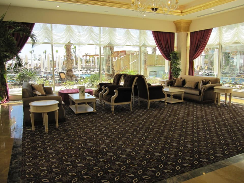 Hoekje van lobbybar Diamond Excellence Resort & Spa