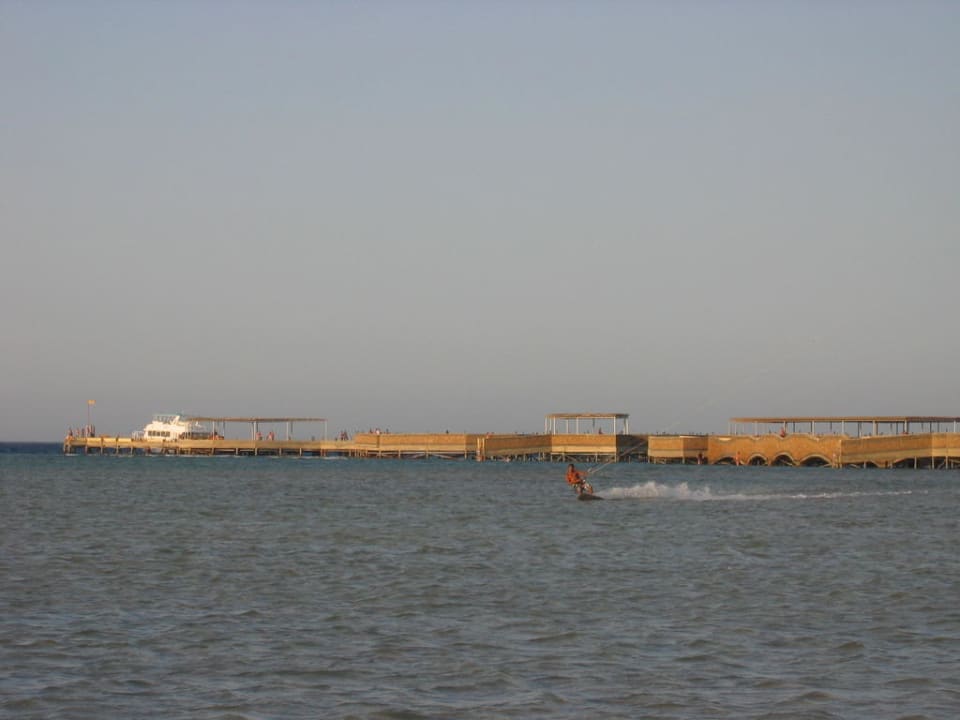 Blick vom Strand auf den Steg Hotel Titanic Palace