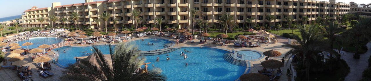 Widok na hotel i basen Amwaj Beach Club Abu Soma Resort