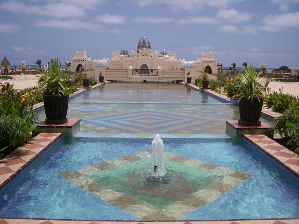 Gartenanlage mit Blick zum Poolrestaurant Hotel Riu Karamboa