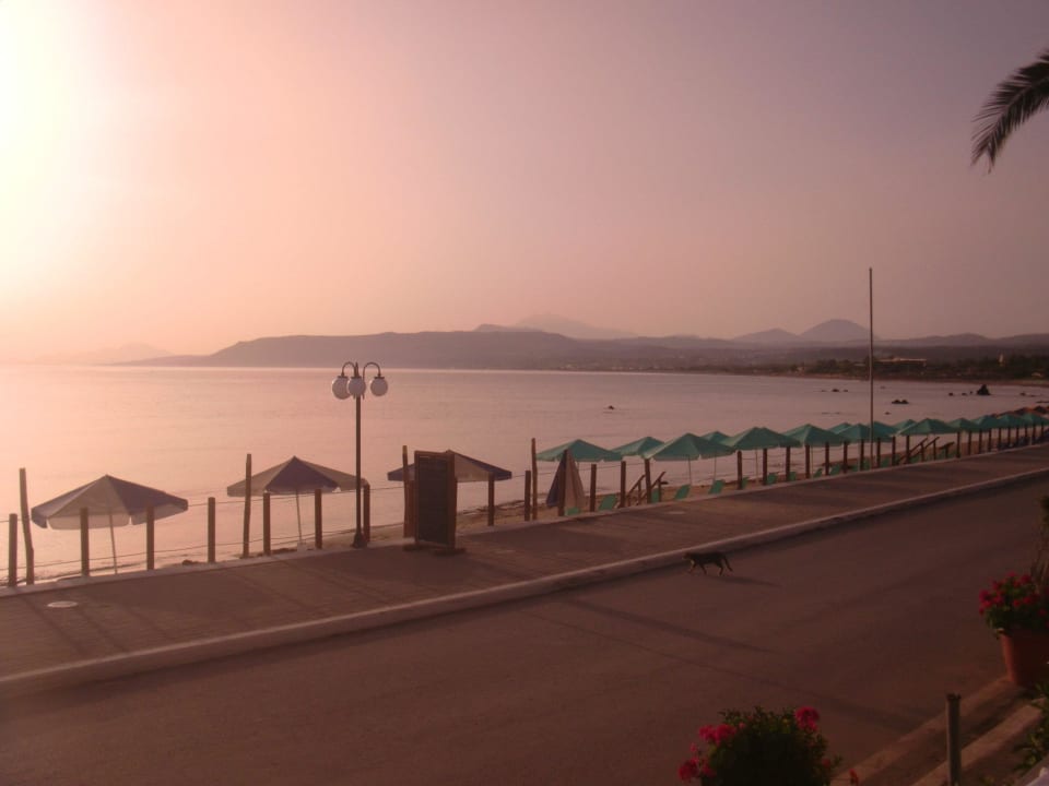 Sonnenaufgang am Strand Corissia Beach Hotel