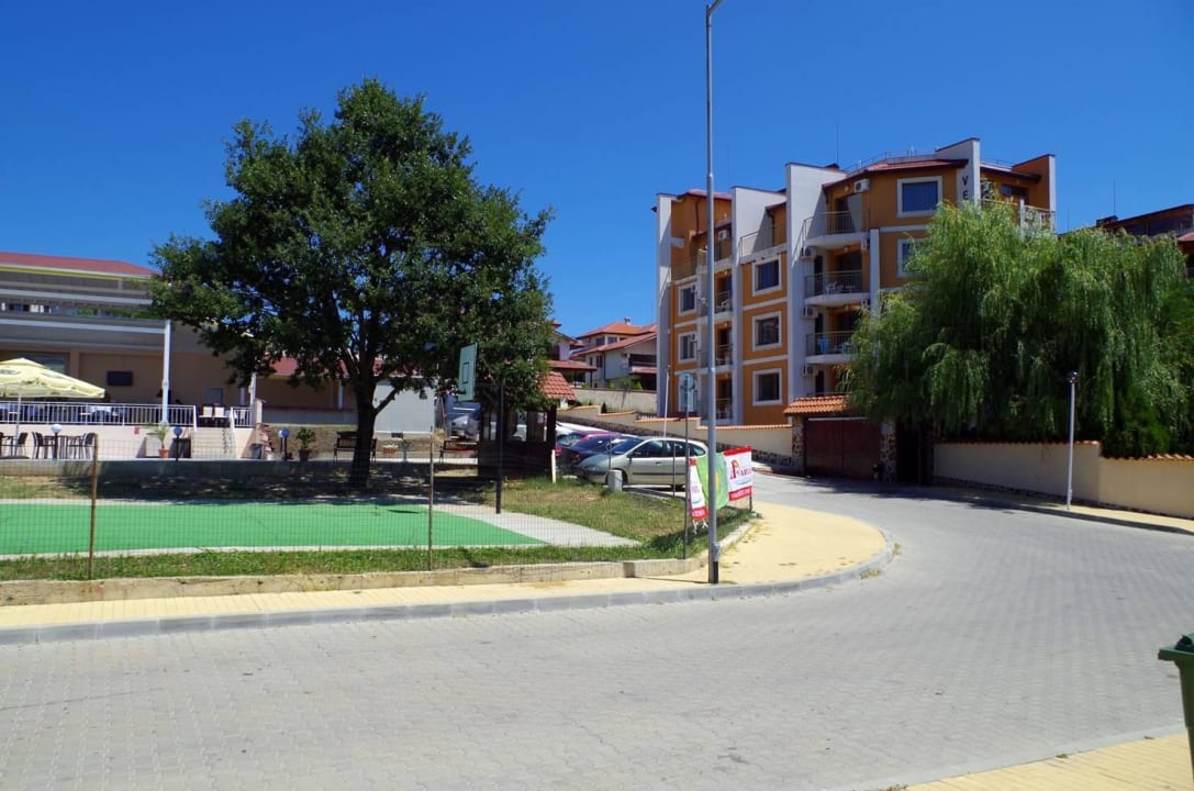 Przejście przez ulicę na stołówkę obok hotelu Hotel Vemara Club