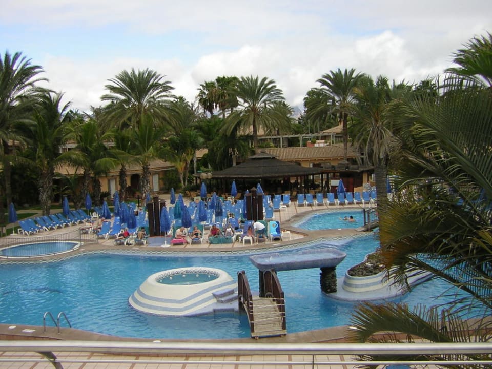 Blick auf eine Poolanlage Suites & Villas by Dunas