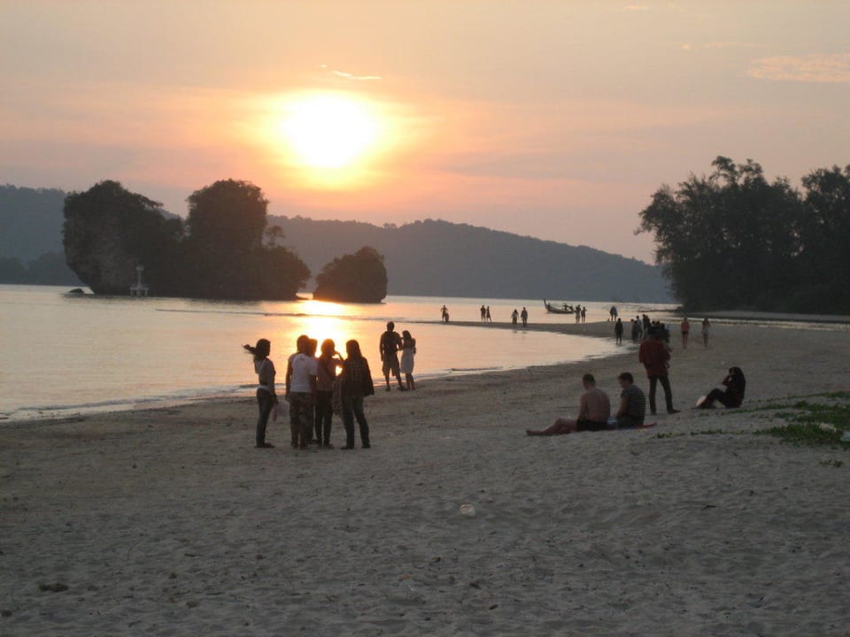 Abendstimmung am Nopparat Thara Strand Aonang Ayodhaya Beach Resort & Spa