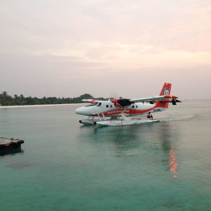 Wasserflugzeug vor Kuredu Kuredu Island Resort & Spa