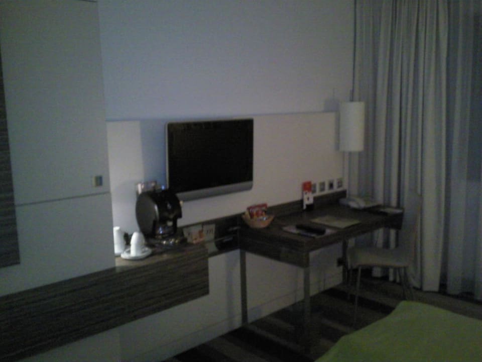 Flachbildschirm, Kaffeemaschine, Schreibtisch usw. Hotel Mercure Koblenz