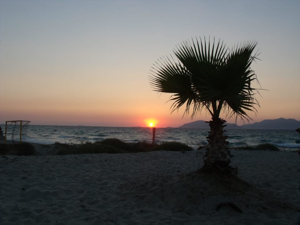 Sonnenuntergang am Strand Atlantica Marmari Palace