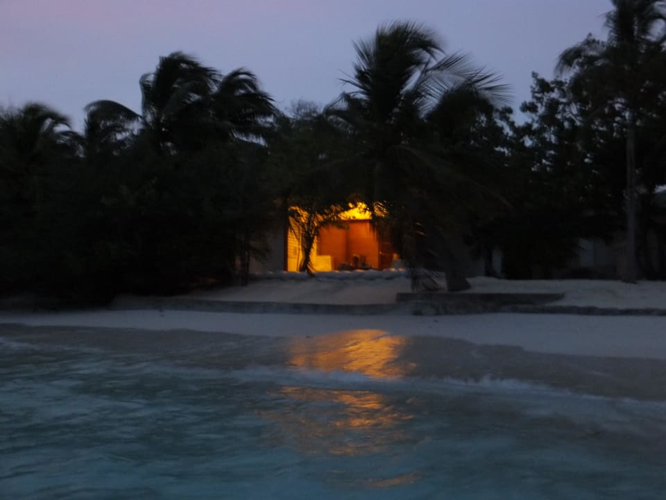 Unser Einzelbungalow vom Wasser aus Eri Maldives