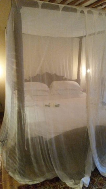 Himmelbett mit Moskitonetz Neptune Pwani Beach Resort & Spa