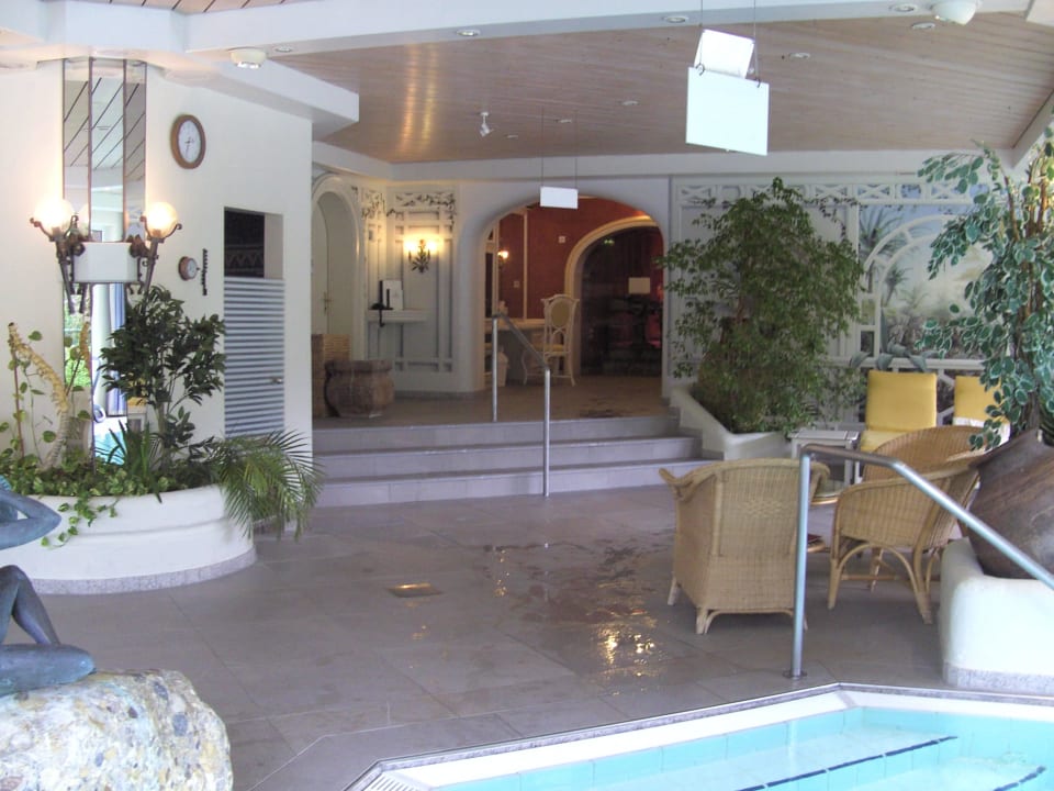 Blick vom Innenpool in den Wellnessbereich Alpenhotel Oberstdorf