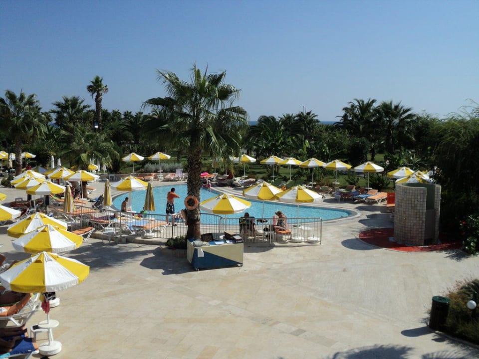 Blick auf die Poolanlage VONRESORT Golden Coast