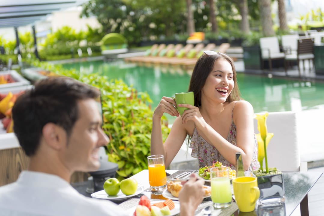 Poolside Breakfast Holiday Inn Bangkok Sukhumvit by IHG