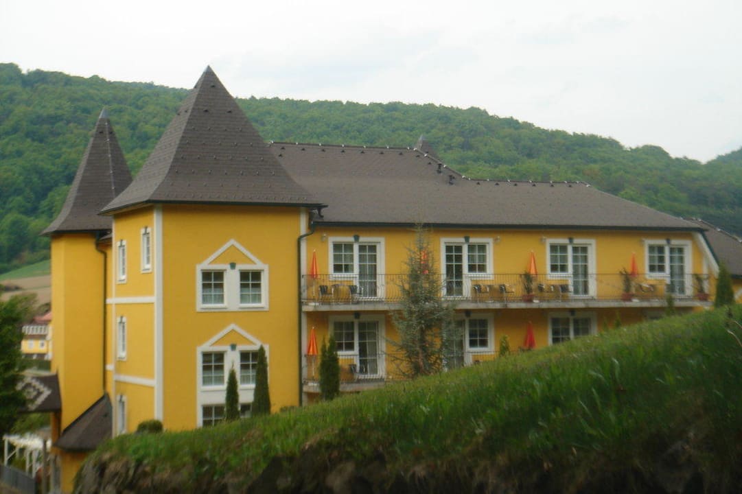 Hotelansicht vom Wald aus Schlössl Hotel Kindl