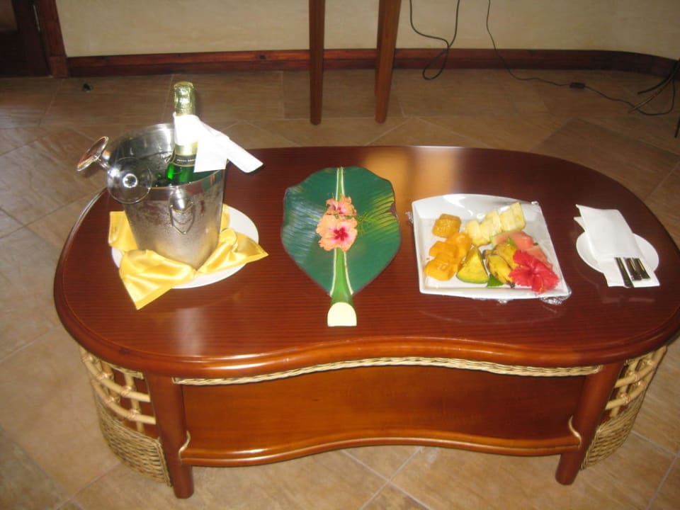 Willkommensdrink mit Obst Castello Beach Hotel