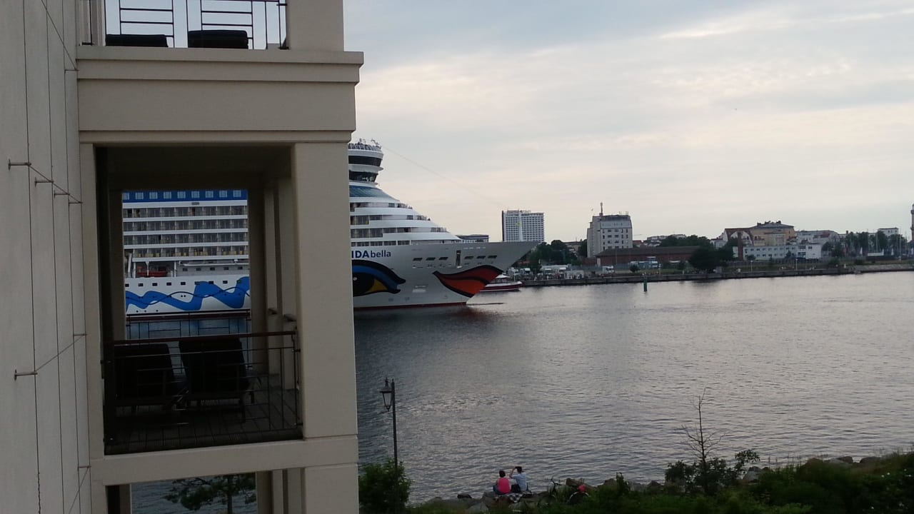 Blick vom Balkon auf auslaufende "Aida" Hotel Yachthafenresidenz Hohe Düne