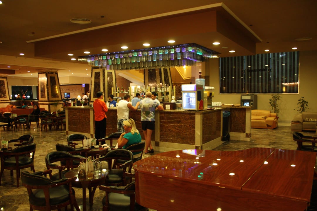 Холл AMC Royal Hotel & SPA